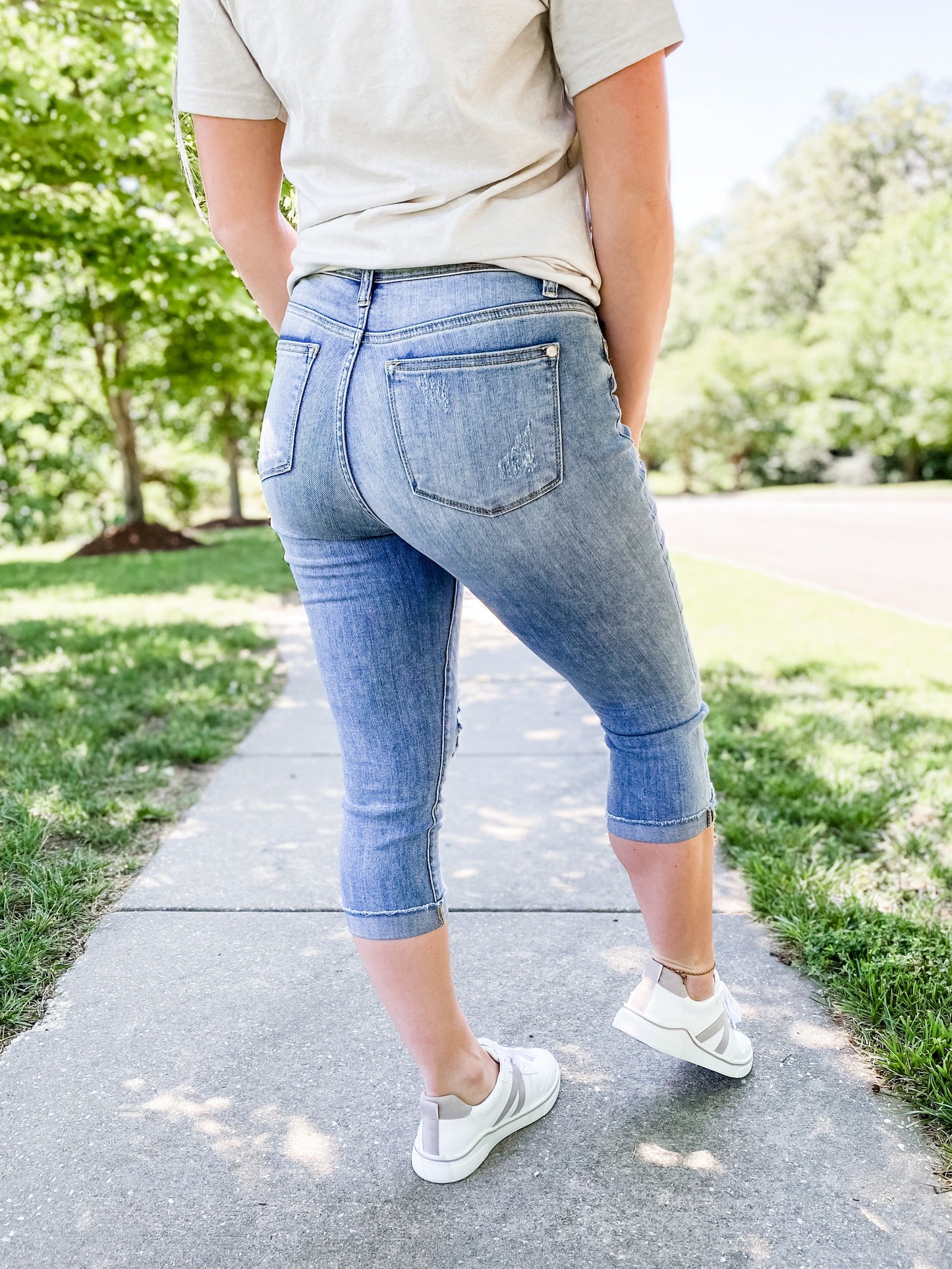 Judy Blue Raw Hem Cuff Light Wash Capri Jeans